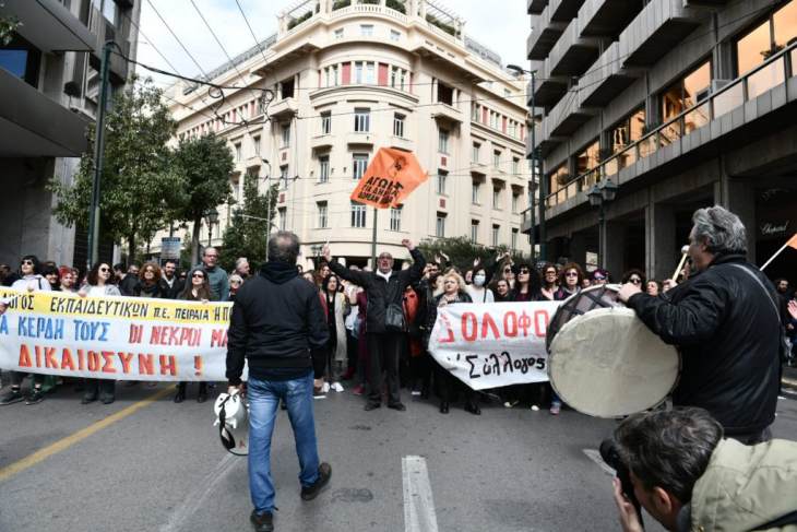 Χιλιάδες πολίτες στους δρόμους για το δυστύχημα στα Τέμπη – Χημικά και κρότου λάμψης στο Σύνταγμα (Photos)