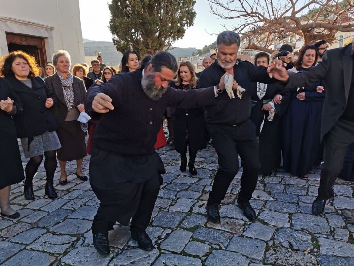 Συγχώριο 2020... Στης Παναγιάς της Χώρας την αυλή ήτανε όλη η Κάλυμνος εκεί (photos)