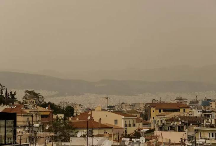 Μέχρι πότε θα συνεχιστούν τα σκαμπανεβάσματα του καιρού - Αφρικανική σκόνη και ηφαιστειακή τέφρα «πνίγουν» τη χώρα