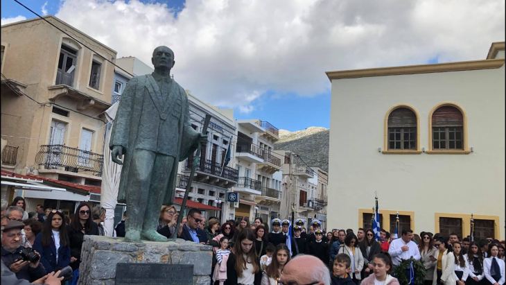 Κατάθεση στεφάνων από σχολεία ενόψει της Επετείου Ενσωμάτωσης των Δωδεκανήσων (φωτογραφίες)