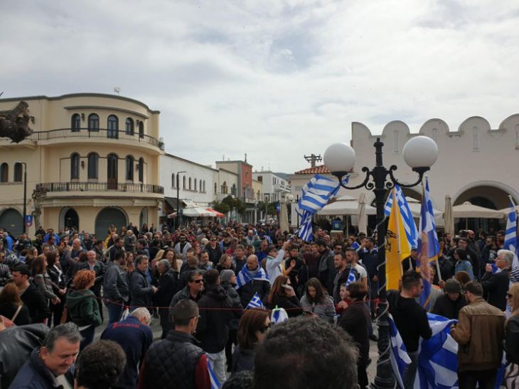 Στο πόδι κάτοικοι της Κω για το μεταναστευτικό