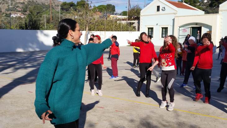 Με μουσική, χορό, face painting, χριστουγεννιάτικα τραγούδια και κατασκευές γιόρτασαν στο δημοτικό σχολείο Πανόρμου