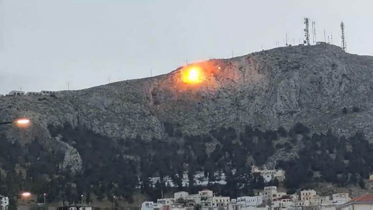 Θέαμα και φέτος με τους δυναμίτες, πολύς κόσμος στην κεντρική πλατεία της Καλύμνου (video 2021)